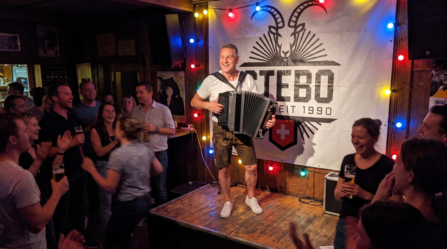 Ausgelassene Stimmung an einem Fest