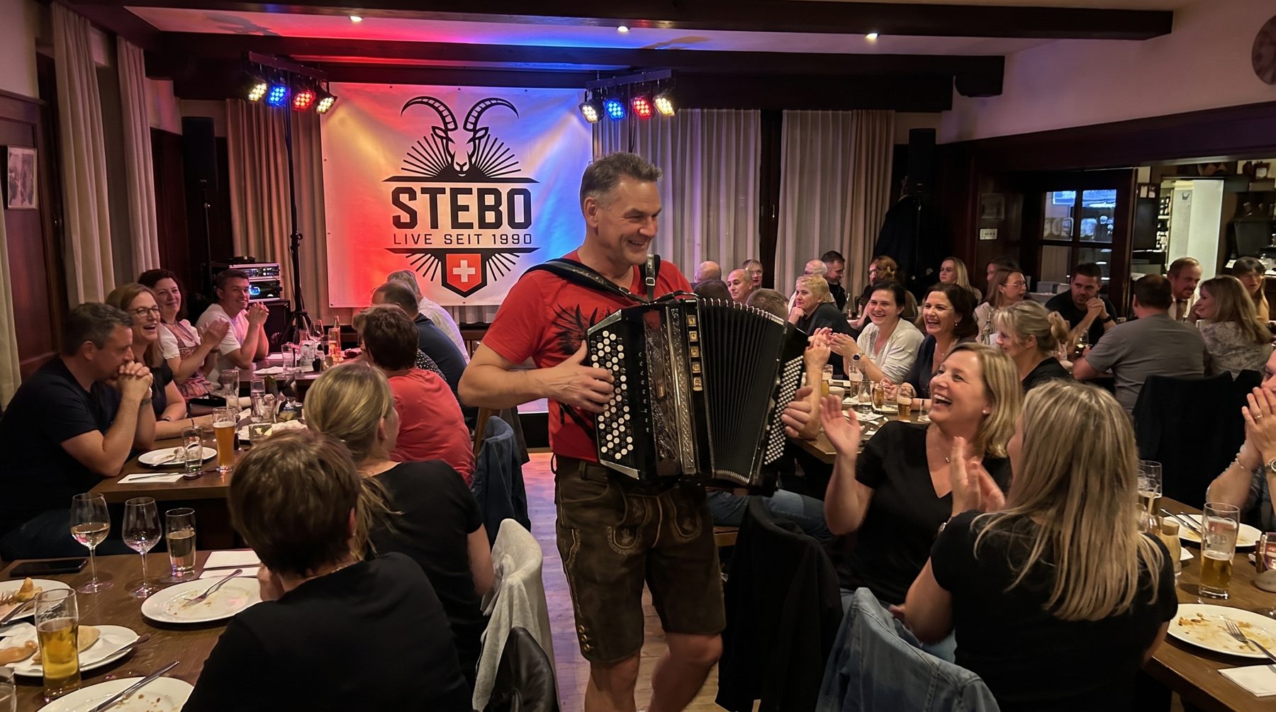 Partystimmung an einem Dorffest